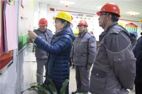 自治区国资委党委副书记、主任张红彦查看安全生产资料（尕静茹 摄)