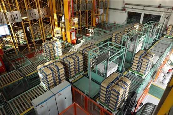 托克逊能化高性能树脂项目包装立体仓库现。ㄕ胖酒 摄）