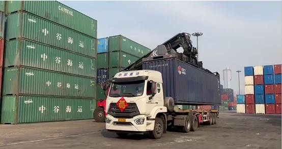 防疫物资装车运输现。ㄕ糯笥 摄）