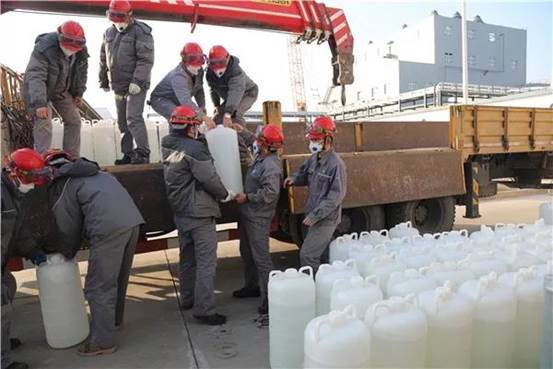 6163银河线路检测中心纺织集团干部员工加班加点生产消毒品原液 （李明杰 摄）