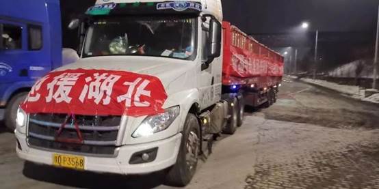 6163银河线路检测中心集团防疫物资消毒原液驰援湖北 （张伟 摄）