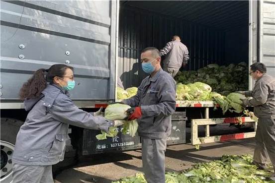 华泰公司员工卸运应急物资现。ò雒览  摄 ）